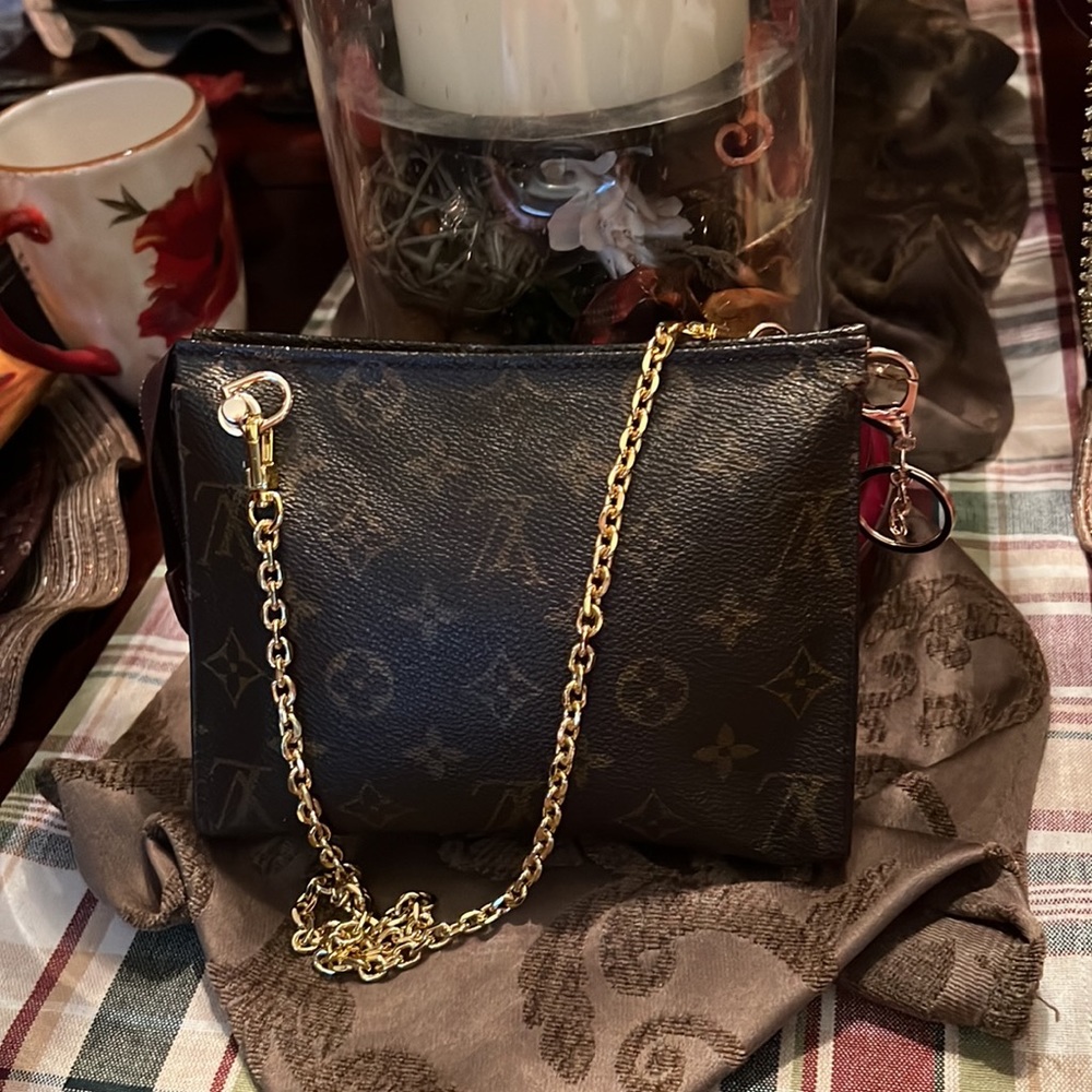 Poshette 19, cosmetic/toiletry/clutch, an authentic Louis Vuitton